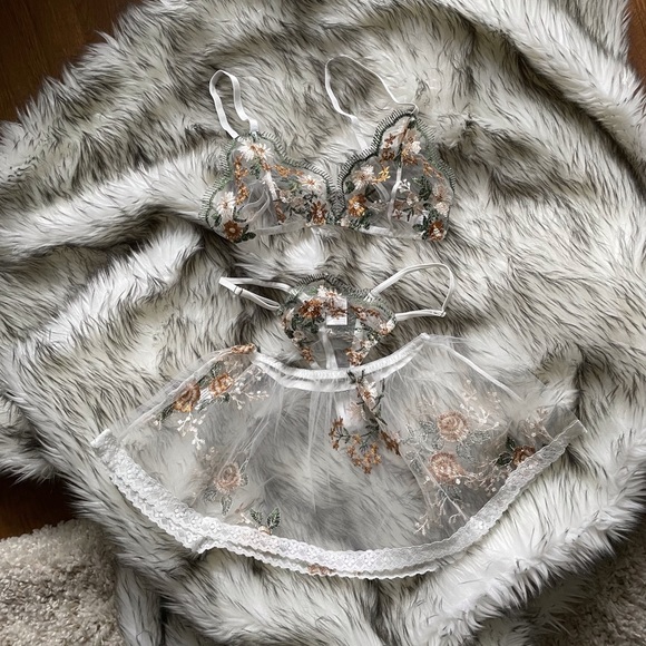 Adorable Fairy Nymph Floral Embroidered Lingerie - Picture 7 of 8